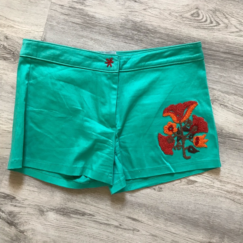 Judith March (Anthropologie) Shorts w/embroidered detail Size Large